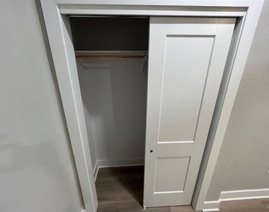 525 W Collins Street - Photo Thumbnail 32