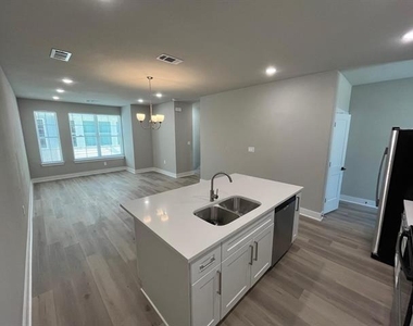 525 W Collins Street - Photo Thumbnail 4