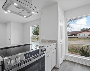 6202 Glenmoor Drive - Photo Thumbnail 14