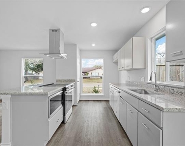 6202 Glenmoor Drive - Photo Thumbnail 13