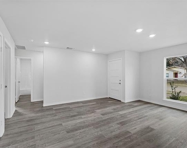 6202 Glenmoor Drive - Photo Thumbnail 18