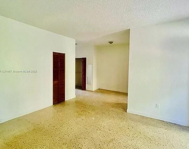 1085 98 Street - Photo Thumbnail 2