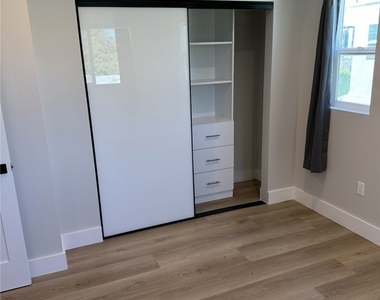 14247 Sylvan Street - Photo Thumbnail 8
