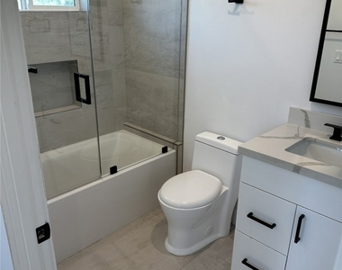14247 Sylvan Street - Photo Thumbnail 10