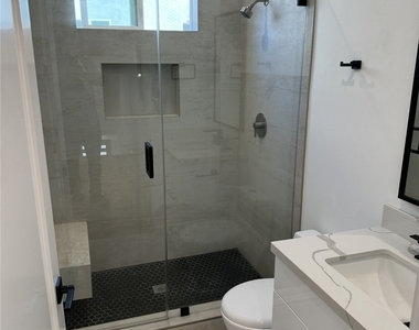 14247 Sylvan Street - Photo Thumbnail 4