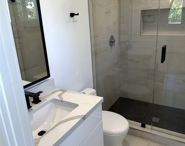 14247 Sylvan Street - Photo Thumbnail 12