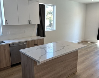 14247 Sylvan Street - Photo Thumbnail 2
