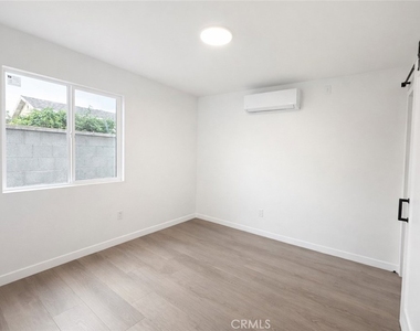 6907 Noble - Photo Thumbnail 5