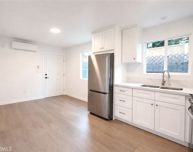 6907 Noble - Photo Thumbnail 10