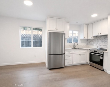 6907 Noble - Photo Thumbnail 8