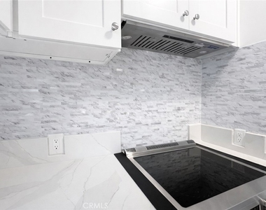 6907 Noble - Photo Thumbnail 9