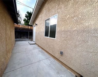 6907 Noble - Photo Thumbnail 11