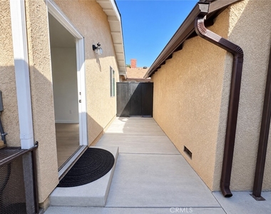 6907 Noble - Photo Thumbnail 13