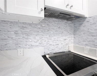 6907 Noble - Photo Thumbnail 9
