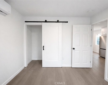6907 Noble - Photo Thumbnail 6