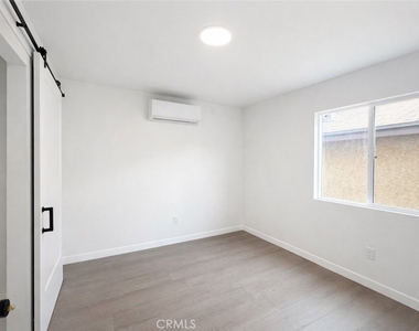 6907 Noble - Photo Thumbnail 4