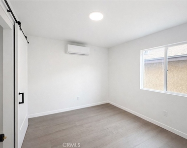 6907 Noble - Photo Thumbnail 4