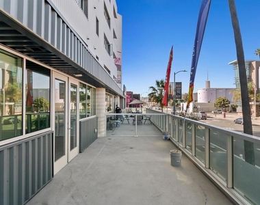 5750 Hollywood Boulevard - Photo Thumbnail 1