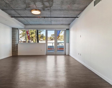 5750 Hollywood Boulevard - Photo Thumbnail 7