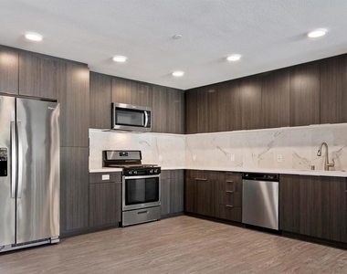 5750 Hollywood Boulevard - Photo Thumbnail 4