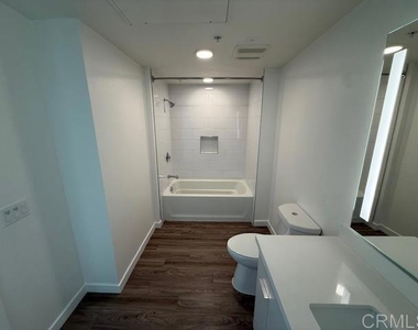 5750 Hollywood Boulevard - Photo Thumbnail 4