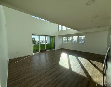 5750 Hollywood Boulevard - Photo Thumbnail 1