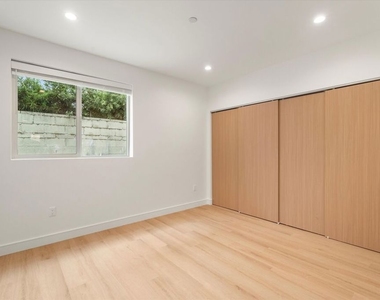11023 1/2 Blix Street - Photo Thumbnail 12