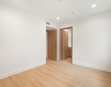 11023 1/2 Blix Street - Photo Thumbnail 13