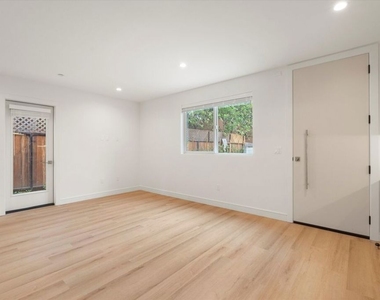 11023 1/2 Blix Street - Photo Thumbnail 5