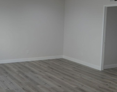 10836 Camarillo Street - Photo Thumbnail 12