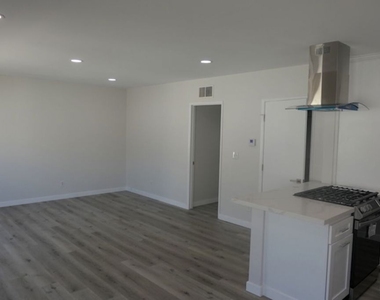 10836 Camarillo Street - Photo Thumbnail 11