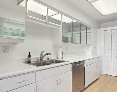 1025 N Kings Road - Photo Thumbnail 10