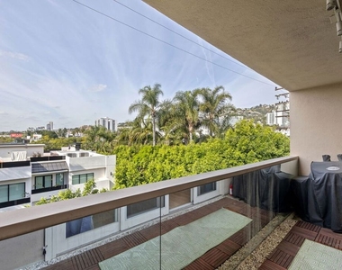 1025 N Kings Road - Photo Thumbnail 8