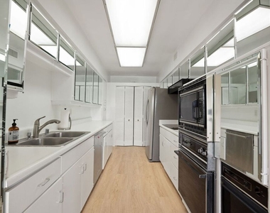 1025 N Kings Road - Photo Thumbnail 9