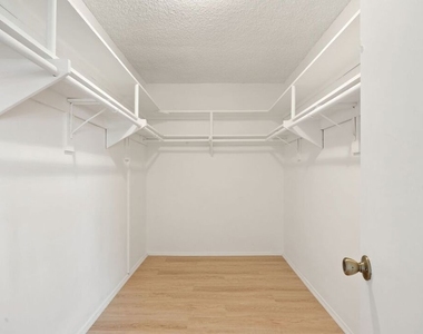 1025 N Kings Road - Photo Thumbnail 15