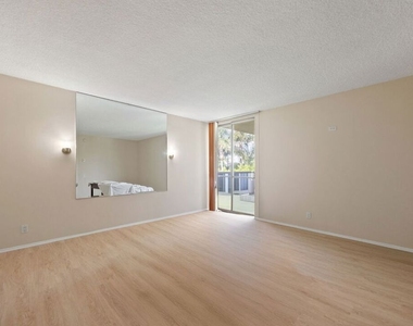 1025 N Kings Road - Photo Thumbnail 13