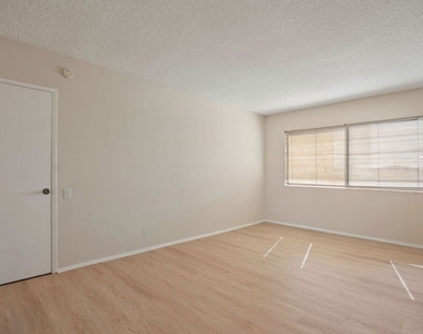 1025 N Kings Road - Photo Thumbnail 16