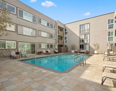 1025 N Kings Road - Photo Thumbnail 3