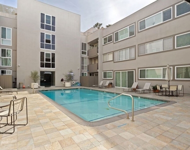 1025 N Kings Road - Photo Thumbnail 4