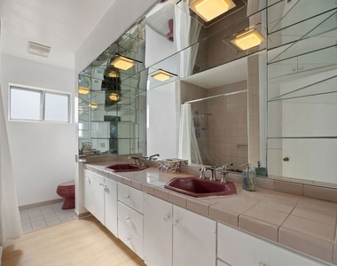 1025 N Kings Road - Photo Thumbnail 14