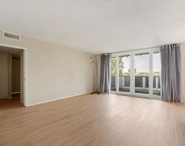 1025 N Kings Road - Photo Thumbnail 6