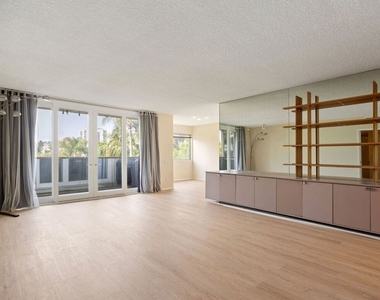 1025 N Kings Road - Photo Thumbnail 5
