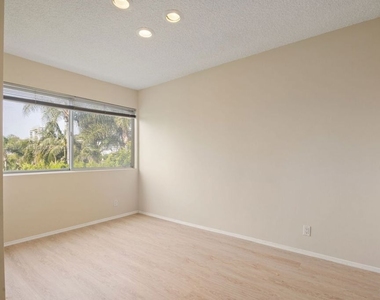 1025 N Kings Road - Photo Thumbnail 12