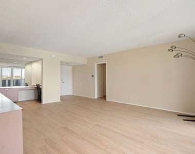 1025 N Kings Road - Photo Thumbnail 7