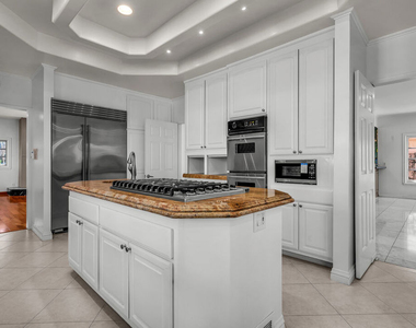 10810 Rochester Avenue - Photo Thumbnail 7