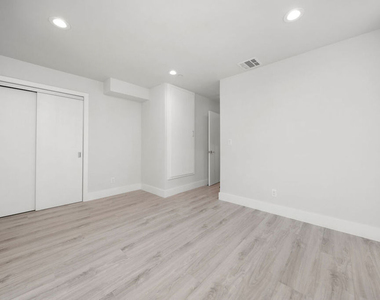 5221 Cleon Avenue - Photo Thumbnail 10