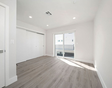 5221 Cleon Avenue - Photo Thumbnail 8
