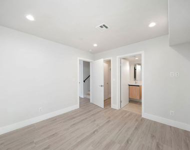 5221 Cleon Avenue - Photo Thumbnail 14