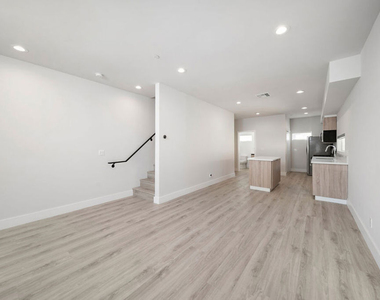 5221 Cleon Avenue - Photo Thumbnail 3
