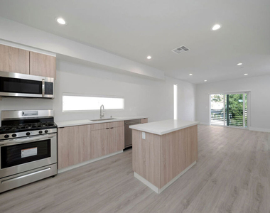 5221 Cleon Avenue - Photo Thumbnail 4